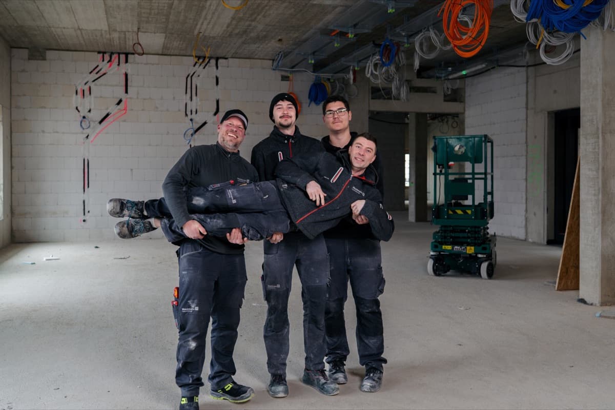 Elektriker-Team von Waldmann auf der Baustelle