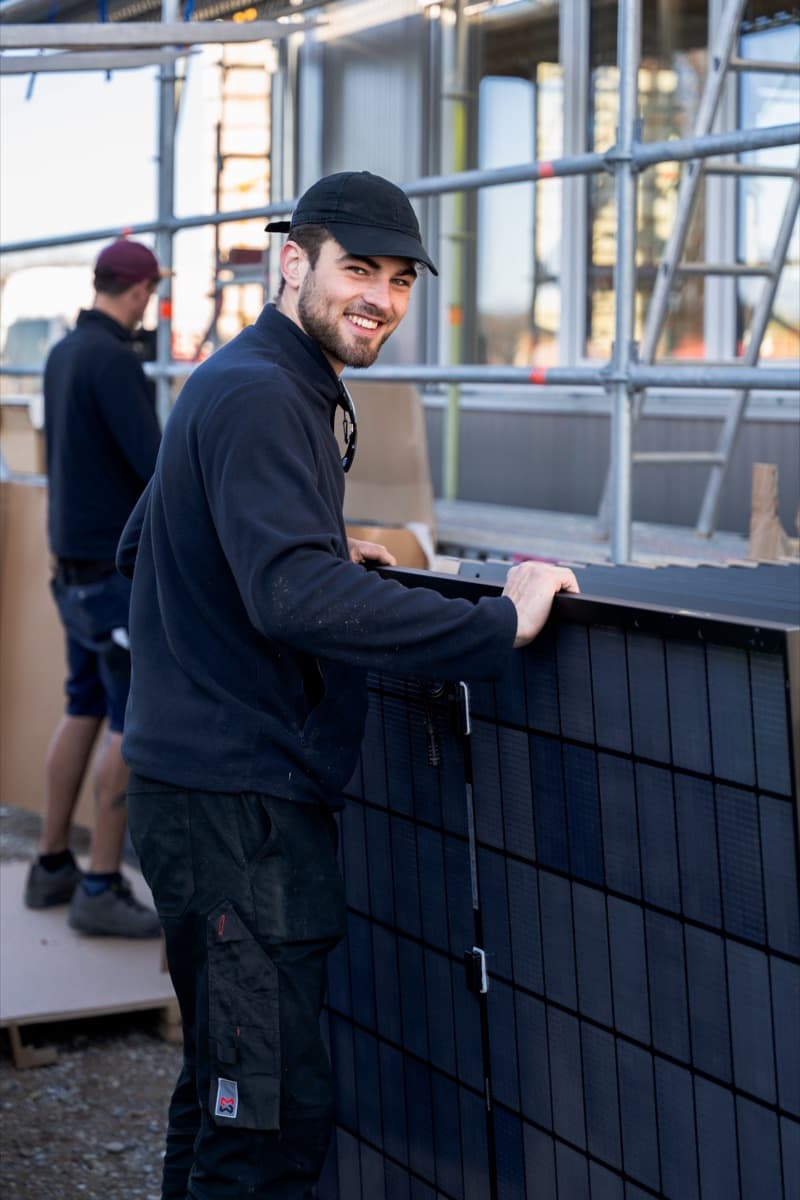 Monteur bei der Montage von Solarmodulen