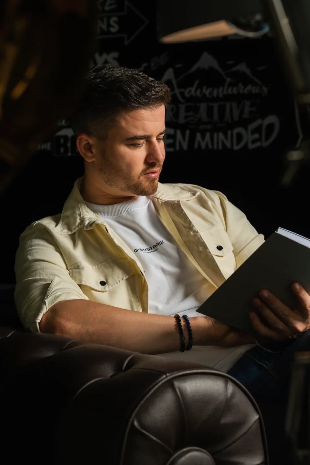 Ruslan Ilyassov liest im Buch